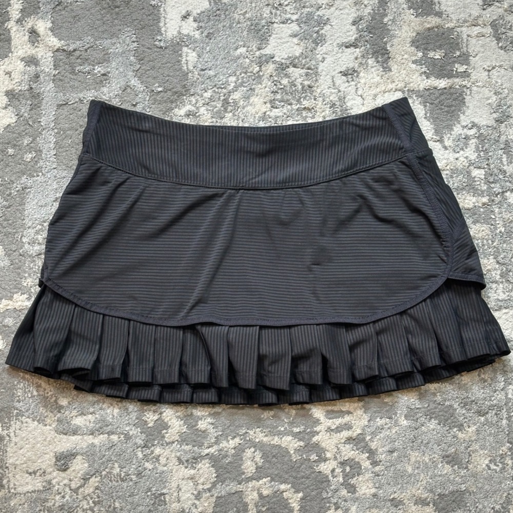 Athleta Good Match Skort Pleated Ruffle Sz Medium Black Striped Athletic 983247